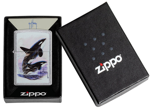 Zippo Feuerzeug Frontansicht verchromt mit farbiger Abbildung von zwei Schwertwalen gezeichnet von Guy Harvey in offener Box