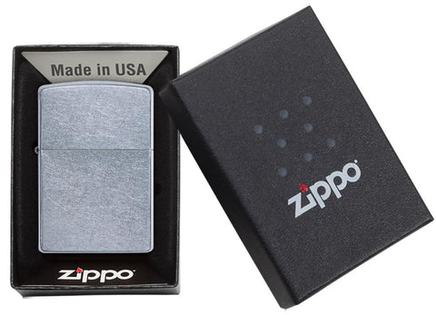 Frontansicht Zippo Feuerzeug Street Chrome Basismodell in geöffneter Geschenkverpackung