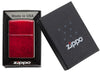 Zippo Feuerzeug Frontansicht Basismodell in rot mit optisch rauer Oberfläche in geöffneter Box