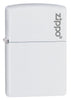 Frontansicht 3/4 Winkel Zippo Feuerzeug Weiß Matt Basismodell mit Zippo Logo