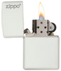 Frontansicht Zippo Feuerzeug Weiß Matt Basismodell mit Zippo Logo geöffnet mit Flamme