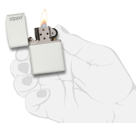 Frontansicht Zippo Feuerzeug Weiß Matt Basismodell mit Zippo Logo geöffnet mit Flamme in stilisierter  Hand
