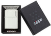 Frontansicht Zippo Feuerzeug Weiß Matt Basismodell mit Zippo Logo geöffnet mit Flamme in geöffneter Verpackung