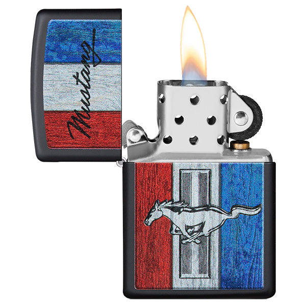 Zippo Feuerzeug Frontansicht schwarz matt geöffnet und angezündet mit farbiger Abbildung von dem Ford Mustang Logo