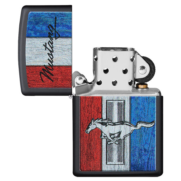 Zippo Feuerzeug Frontansicht schwarz matt geöffnet mit farbiger Abbildung von dem Ford Mustang Logo