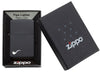 Frontansicht Zippo Feuerzeug für Pfeifen in schwarz matt in offener Geschenkbox