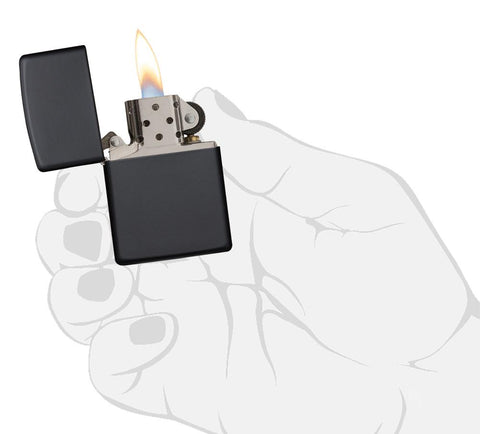 Zippo Feuerzeug Frontansicht Basismodell geöffnet und angezündet in schwarz matt in stilistischer Hand