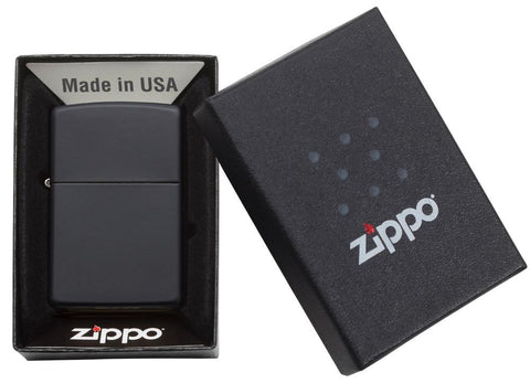 Frontansicht Zippo Feuerzeug Media Chrome Black Matte in geöffneter Geschenverpackung