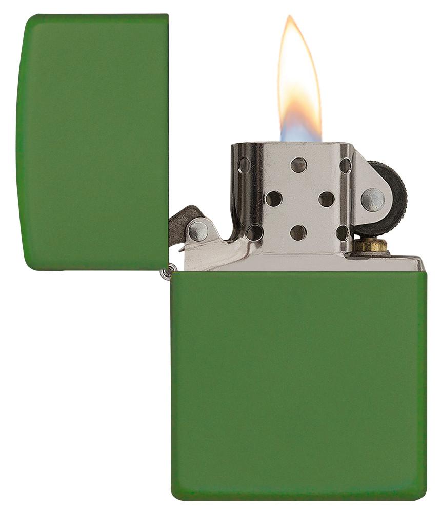 Zippo Feuerzeug Moss Green Matte Basismodell geöffnet mit Flamme