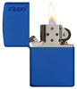 Frontansicht Zippo Feuerzeug Royalblau Matt Basismodel mit Zippo Logo geöffnet mit Flamme