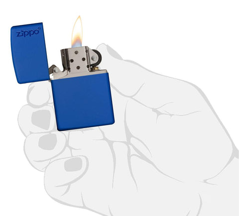 Frontansicht Zippo Feuerzeug Royalblau Matt Basismodel mit Zippo Logo geöffnet mit Flamme in stilistischer Hand