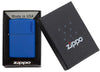Frontansicht Zippo Feuerzeug Royalblau Matt Basismodel mit Zippo Logo in geöffneter Geschenkverpackung