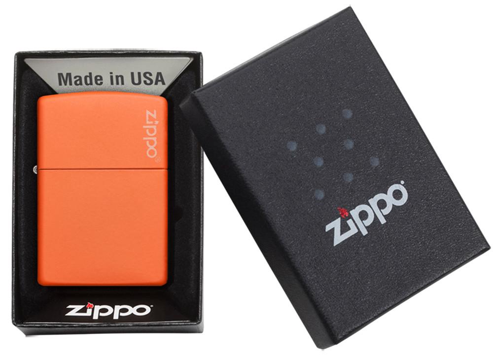 Frontansicht Zippo Feuerzeug Orange Matte Basismodell mit Zippo Logo in geöffneter Geschenkverpackung