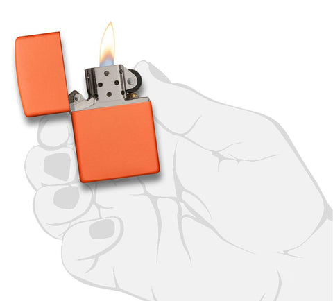 Frontansicht Zippo Feuerzeug Orange Matt Basismodell geöffnet mit Flamme in stilistischer Hand