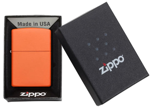 Frontansicht Zippo Feuerzeug Orange Matt Basismodell in geöffneter Geschenkverpackung