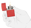 Frontansicht Zippo Feuerzeug Red Matte mit Zippo Logo geöffnet mit Flamme in stilistischer Hand