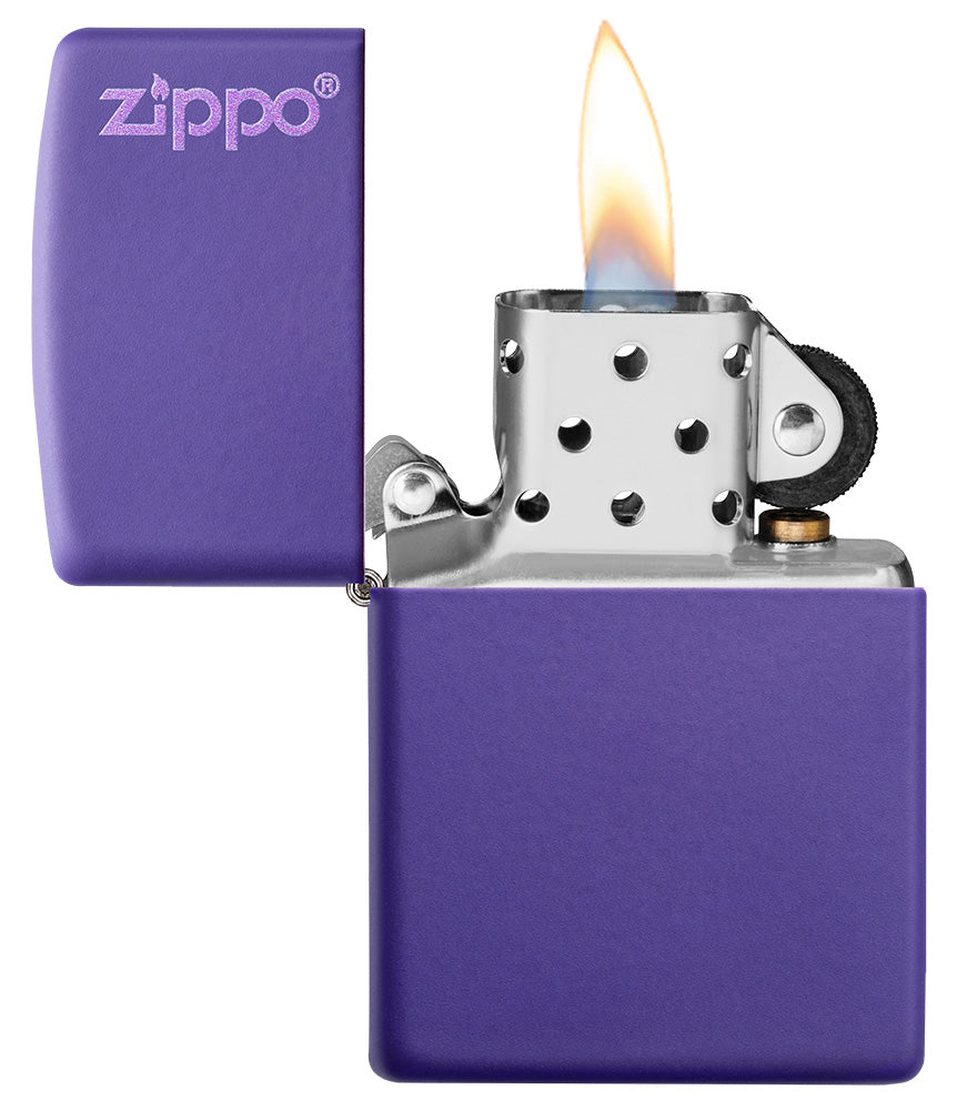  Zippo Feuerzeug Basismodell violett matt mit Zippo Logo geöffnet mit Flamme