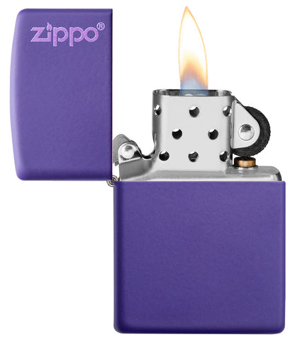  Zippo Feuerzeug Basismodell violett matt mit Zippo Logo geöffnet mit Flamme