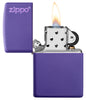  Zippo Feuerzeug Basismodell violett matt mit Zippo Logo geöffnet mit Flamme