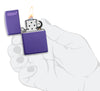 Zippo Feuerzeug Basismodell violett matt mit Zippo Logo geöffnet mit Flamme in stilisier Hand