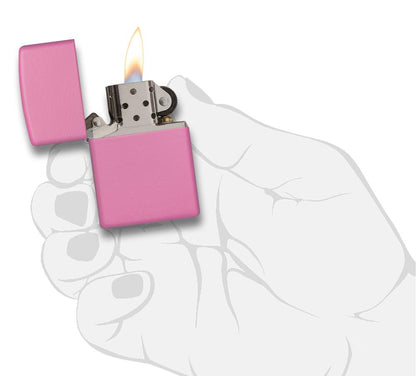 Frontansicht Zippo Feuerzeug Pink Matte Basismodell geöffnet mit Flamme in stilistischer Hand