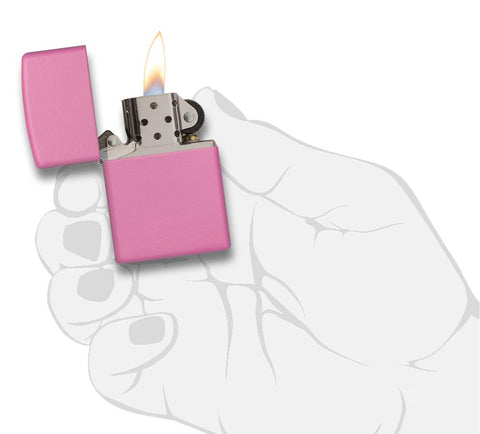 Frontansicht Zippo Feuerzeug Pink Matte Basismodell geöffnet mit Flamme in stilistischer Hand