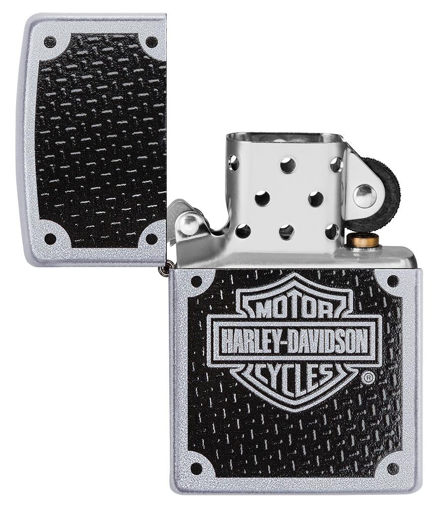 Frontansicht Zippo Feuerzeug Satin Chrome mit Harley Davidson Logo und schwarzem Hintergrund geöffnet