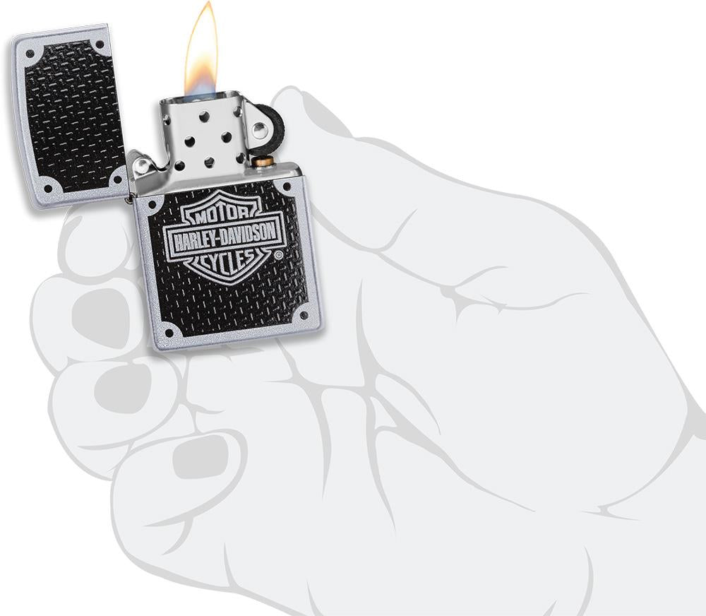 Frontansicht Zippo Feuerzeug Satin Chrome mit Harley Davidson Logo und schwarzem Hintergrund geöffnet mit Flamme in stilistischer Hand