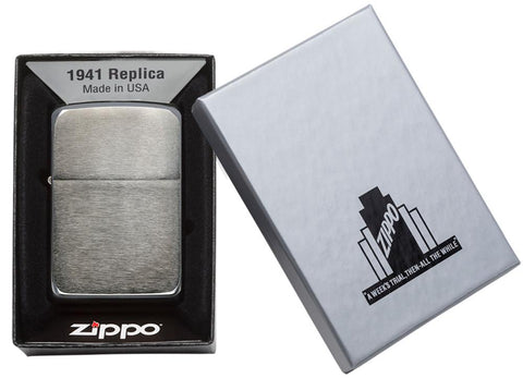 Zippo Feuerzeug 1941 Replica Frontansicht in glänzender anthrazit Optik in offener Verpackung in hellgrau