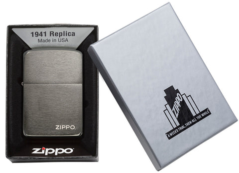 Zippo Feuerzeug Frontansicht 1941 Replica Black Ice® mit Zippo Logo in silberner Geschenkbox