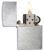 Frontansicht Zippo Feuerzeug Herringbone Sweep Basismodell geöffnet mit Flamme