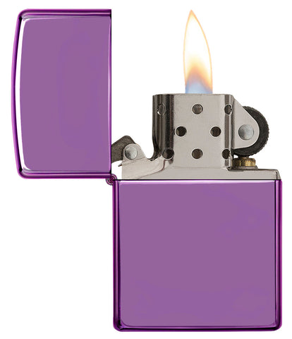 Zippo Feuerzeug Abyss Frontansicht geöffnet und angezündet in hochpolierter purpur Optik