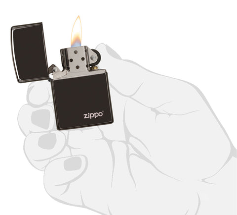 Zippo Feuerzeug Basismodell schwarz hochglanz mit Zippo Logo geöffnet mit Flamme in stilisierter Hand
