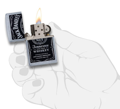 Zippo Feuerzeug chrom mit schwarzem Jack Daniel's Logo geöffnet mit Flamme in stilisierter Hand