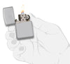 Zippo Feuerzeug Frontansicht hochglanzpoliertes Chrom Basismodell geöffnet und angezündet in stilistischer Hand