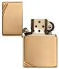 Frontansicht Zippo Feuerzeug Vintage Brass High Polished mit dekorativen Schrägstrichen an beiden Ecken geöffnet