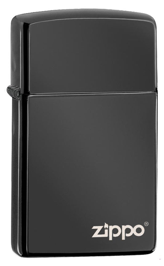 Frontansicht  3/4 Winkel Zippo Feuerzeug Slim High Polish Chrome Basismodell Schwarz mit Zippo Logo
