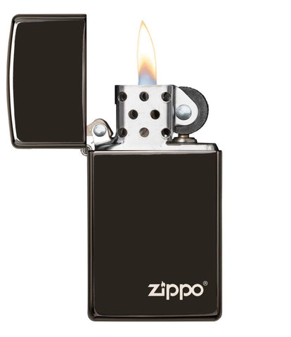Frontansicht Zippo Feuerzeug Slim High Polish Chrome Basismodell Schwarz mit Zippo Logo geöffnet mit Flamme