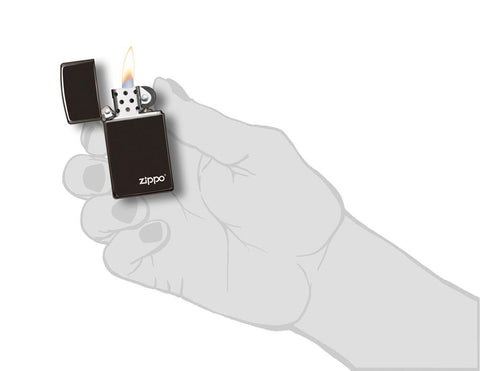 Frontansicht Zippo Feuerzeug Slim High Polish Chrome Basismodell Schwarz mit Zippo Logo geöffnet mit Flamme in stilistischer Hand