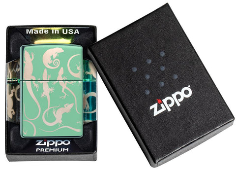 Zippo Feuerzeug 360 Grad Design in Hochglanz Grün mit vielen Geckos in geöffneter Premium Geschenkbox