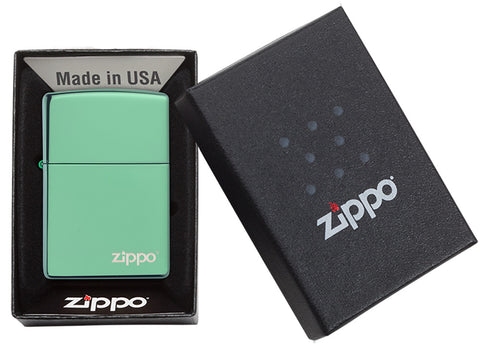 Zippo Feuerzeug Basismodell mit Logo Chameleon Grün poliert in geöffneter Box
