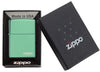 Zippo Feuerzeug Basismodell mit Logo Chameleon Grün poliert in geöffneter Box