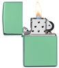 Zippo Feuerzeug Basismodell Chameleon Grün poliert geöffnet mit Flamme