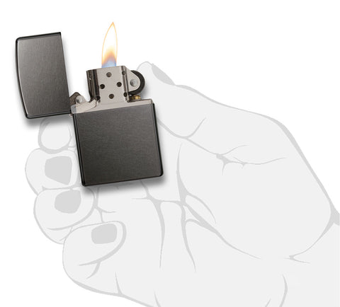 Zippo Feuerzeug Basismodell Gray Dusk grau geöffnet mit Flamme in stilisierter Hand