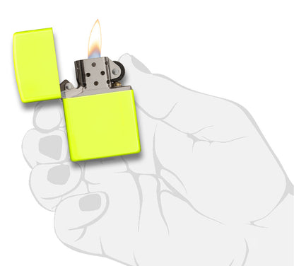 Zippo Feuerzeug Basismodell neon gelb geöffnet mit Flamme in stilisierter Hand