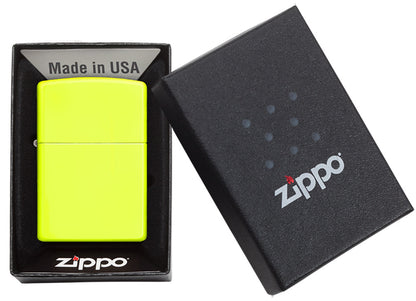 Zippo Feuerzeug Basismodell neon gelb in offener Geschenkdose