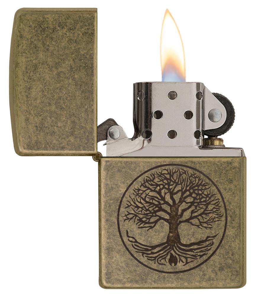 Zippo Feuerzeug antik Messing Baum des Lebens Gravur geöffnet mit Flamme
