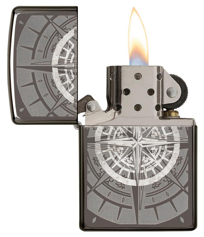 Frontansicht Zippo Feuerzeug Black Ice mit Kompass geöffnet mit Flamme 