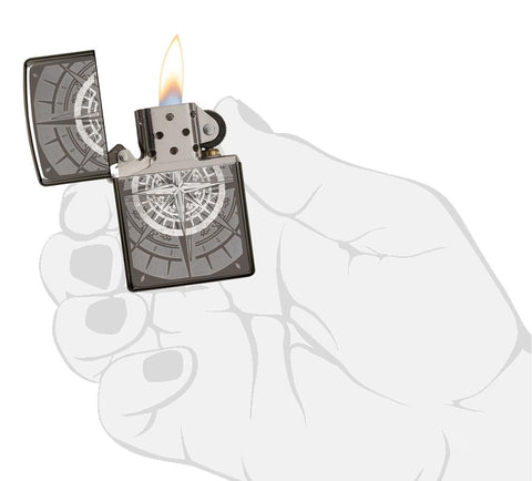 Frontansicht Zippo Feuerzeug Black Ice mit Kompass geöffnet mit Flamme in stilistischer Hand