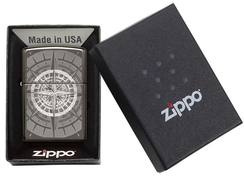 Frontansicht Zippo Feuerzeug Black Ice mit Kompass in geöffneter Geschenkeverpackung